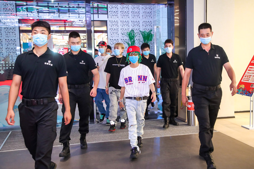 小艾EYE、Bridge布瑞吉、JOHNS等嘉賓入場(chǎng)