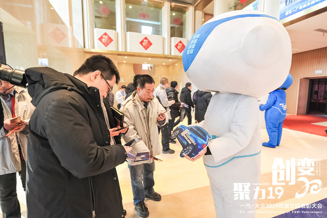 入場(chǎng)簽到以及可參與現(xiàn)場(chǎng)抽獎(jiǎng)