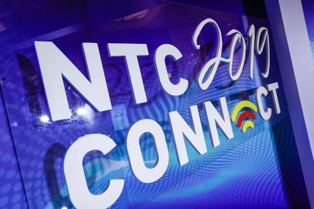 大會標志呈現(xiàn)