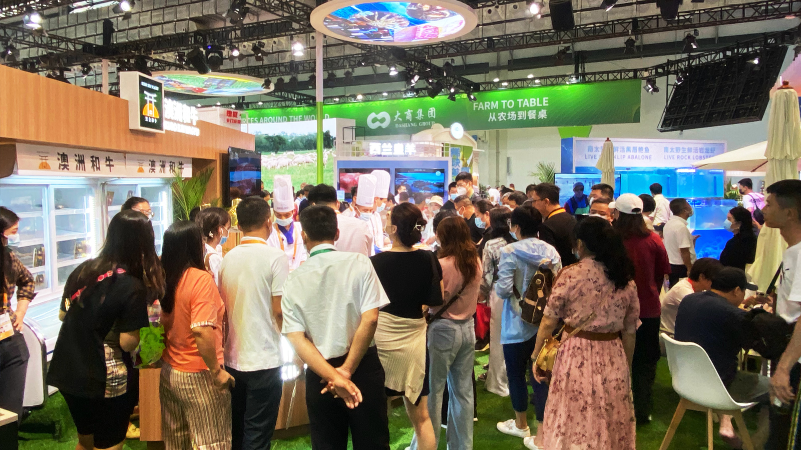 首屆中國國際消費(fèi)品博覽會(huì)現(xiàn)場(chǎng)